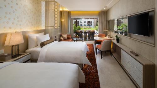Postel nebo postele na pokoji v ubytování Kempinski Summerland Hotel & Resort Beirut
