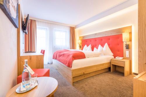Ένα ή περισσότερα κρεβάτια σε δωμάτιο στο Hotel Alpenland