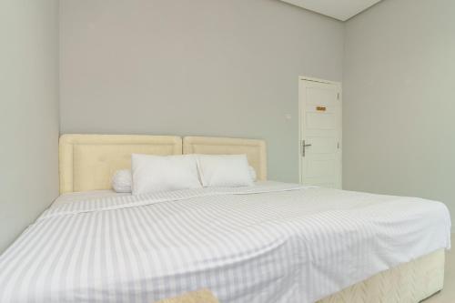Postel nebo postele na pokoji v ubytování RedDoorz Syariah near UNSOED