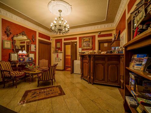 a kitchen and dining room with a chandelier and a table at Pensjonat Zbójecki Dwór - ATRAKCYJNY PAKIET ŚWIĄTECZNY - blisko basenów termalnych i szlaków górskich in Bukowina Tatrzańska