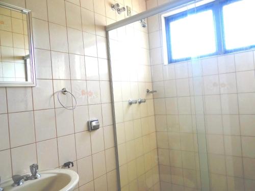 W łazience znajduje się prysznic i umywalka. w obiekcie Hotel Veneza w mieście Ibaté