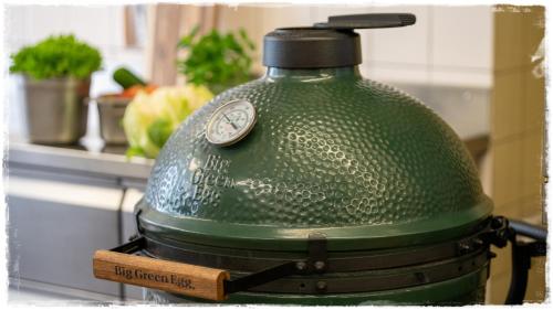 un contenitore verde con sopra un orologio di Hotel Goldener Schlüssel ad Altdorf