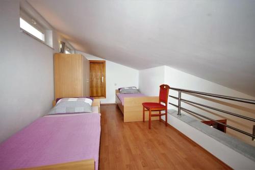 Ce dortoir comprend 2 lits et un escalier. dans l'établissement Nina, à Pula