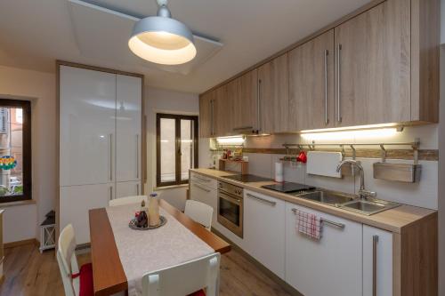 een keuken met houten kasten en een tafel met een aanrecht bij Nono Mario in Piran