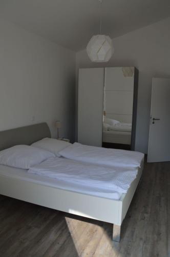 Postel nebo postele na pokoji v ubytování Wein & Gästehaus Porten-Becker