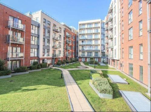 a park in a city with tall buildings at The Copper Pan by Ritual Stays in Hemel Hempstead
