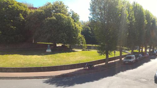 a view of a park with cars parked on the street at Sainte Cécile in Boulogne-sur-Mer