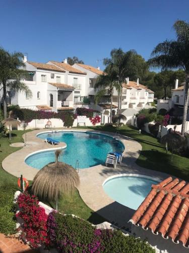 Vista de la piscina de Benavista Estepona o d'una piscina que hi ha a prop