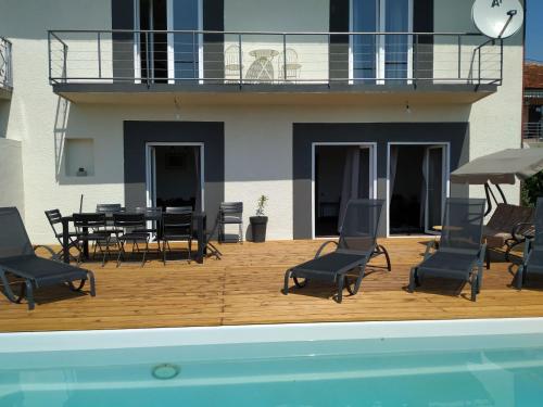 une terrasse avec des chaises, une table et une piscine dans l'établissement House Ivica, à Trogir
