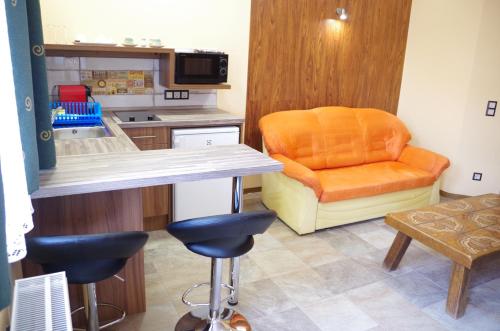 Aranyhal Apartmanにあるキッチンまたは簡易キッチン