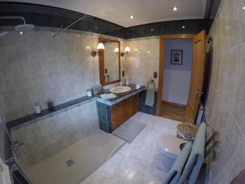 a large bathroom with a sink and a toilet at Apartamento Rural El Balcón in Alhama de Aragón