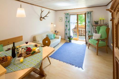 ein Wohnzimmer mit einem Tisch und einem Sofa in der Unterkunft Haus Wienertoni in Grainau
