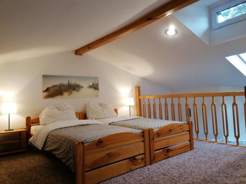 En eller flere senge i et værelse på Pod Sosnami