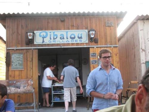 een groep mannen die buiten een voedselkraam staan bij La Pointe du Soleil in Le Verdon-sur-Mer