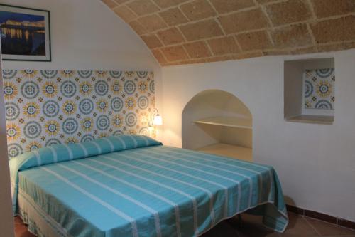 a bedroom with a blue bed in a room at Bilocale Dillo alla luna in Gallipoli