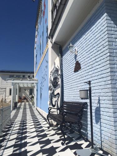 un banc assis sur un trottoir à côté d'un mur dans l'établissement Söruper Hof, à Sörup