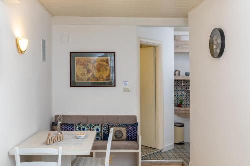uma sala de estar com uma mesa e um sofá em Divina Blue Apartments em Dubrovnik