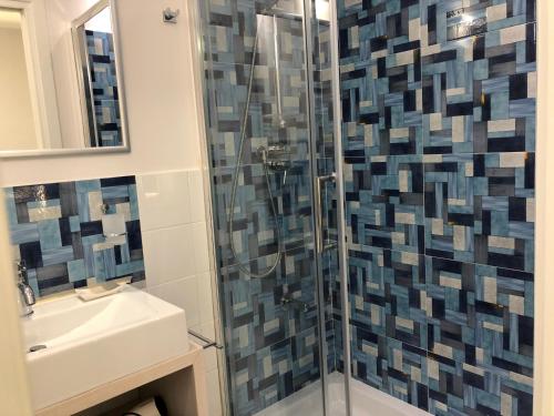 W łazience znajduje się prysznic i umywalka. w obiekcie B&B Holiday Tropea w Tropei