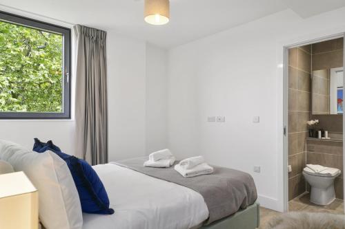 Phòng tắm tại Executive Apartments in Bermondsey FREE WIFI & AIRCON by City Stay Aparts London