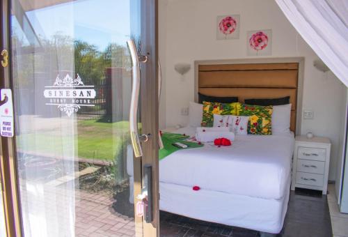 Postel nebo postele na pokoji v ubytování Sinesan Guesthouse