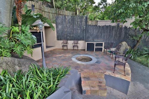Taman di luar La Roca Guest House
