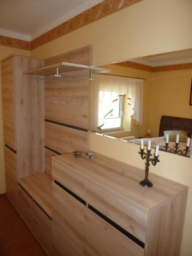 ein Badezimmer mit einer Holzwand und einem Spiegel in der Unterkunft Ferien auf Rügen Familie Geist in Garz