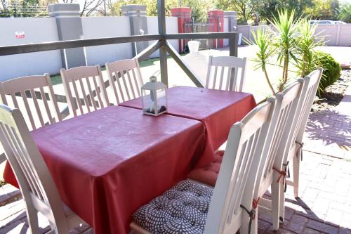 フェリーニヒングにあるSinesan Guesthouseの赤いテーブルと椅子