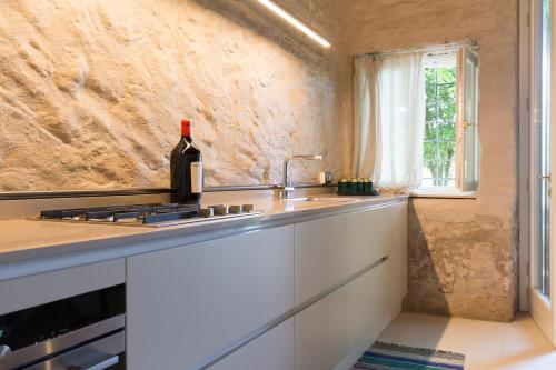 una cucina con una bottiglia di vino seduta su un bancone di VILLA SACCOMANI a Sommacampagna