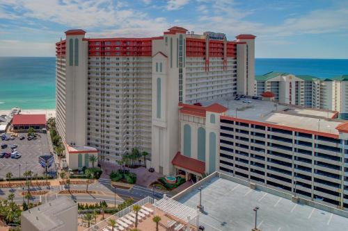 una vista aerea di un grande edificio in una città di Shores of Panama Resort by Vacasa a Panama City Beach