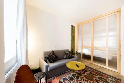 sala de estar con sofá y mesa en L'Ethnic Ambience - Superbe appartement tout confort au coeur du Vieux Lyon, en Lyon