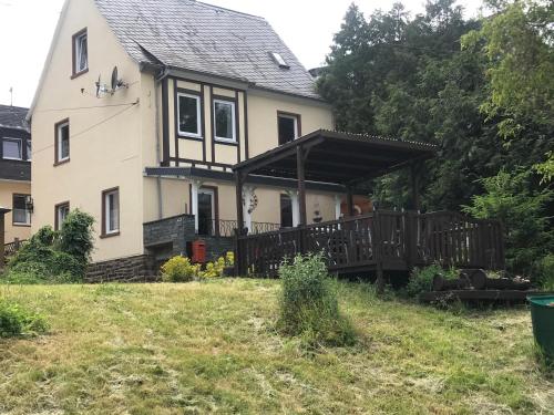 Haus Lowe Ferienwohnungenにある庭