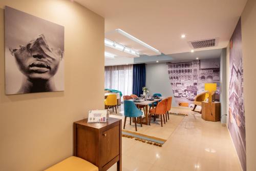 開羅的住宿－Waterfront Designer 2BR w Pool Access - 5 min to Airport，一间用餐室,配有一张桌子和一张墙上的照片
