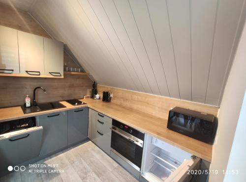 Η κουζίνα ή μικρή κουζίνα στο Apartamenty Gajówka- rowery, plac zabaw, sauna, jacuzzi