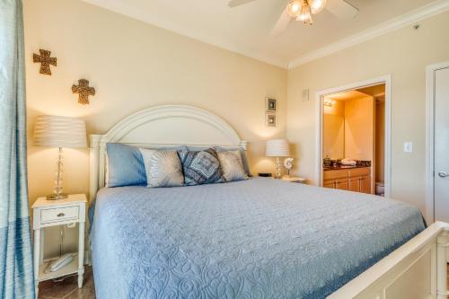Un pat sau paturi într-o cameră la Crystal Tower Condominiums