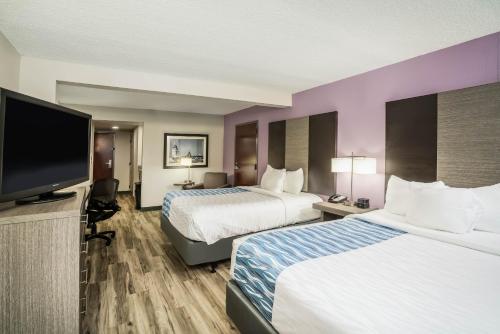 La Quinta by Wyndham Clarksvilleにあるテレビまたはエンターテインメントセンター