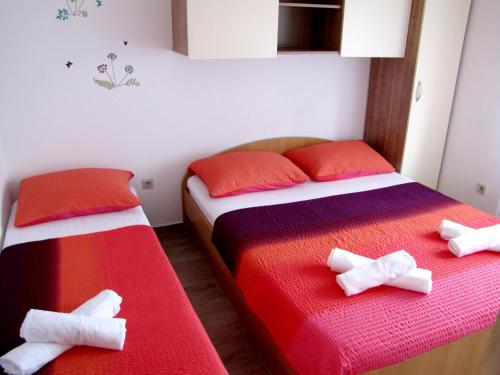 2 posti letto in camera con asciugamani di Apartments Klanac a Zara (Zadar)