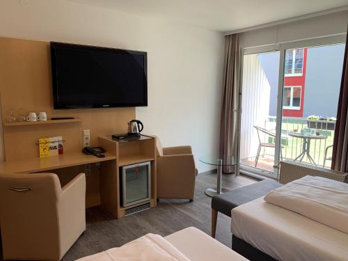 โทรทัศน์และ/หรือระบบความบันเทิงของ Adesso Hotel Göttingen - pay at property on arrival-Ihr Automatenhotel in Göttingen