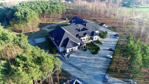 an aerial view of a large house with a garage at JURAJSKI OLSZTYN in Olsztyn