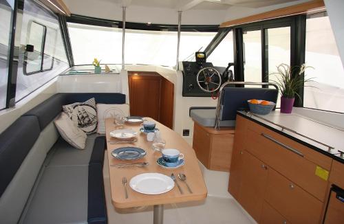 a small table in the back of a boat at Jacht motorowy Platinum 989 FLYbridge – 115 KM in Wilkasy