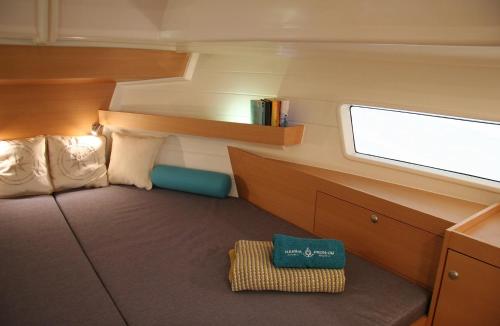 a small room with a bed and a window on a boat at Jacht motorowy Platinum 989 FLYbridge – 115 KM in Wilkasy