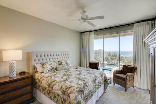 sypialnia z łóżkiem i oknem w obiekcie High Pointe Condos w mieście Seacrest