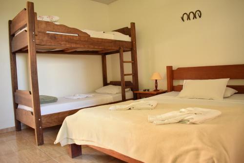 מיטה או מיטות קומותיים בחדר ב-Pousada Colonetti