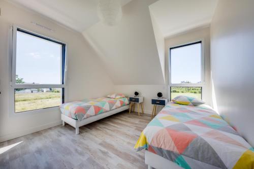 - une chambre avec un lit et 2 fenêtres dans l'établissement TI LAOUEN - 300 m de la plage, à Sarzeau