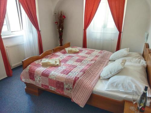 Ένα ή περισσότερα κρεβάτια σε δωμάτιο στο Hotel a Hostinec Tálský mlýn