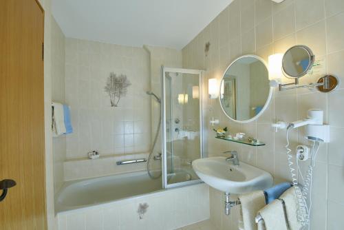 uma casa de banho com um chuveiro, um lavatório e uma banheira em Alter Ziehbrunnen em Bad Endorf