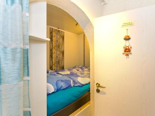 ein kleines Schlafzimmer mit einem Bett in einem Zimmer in der Unterkunft FeWo Sonnenanbeter in Dorum