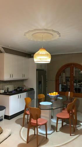 a kitchen with a table and chairs and a kitchen with a table and chairsktop at La Quinta - La Barrosa in Chiclana de la Frontera