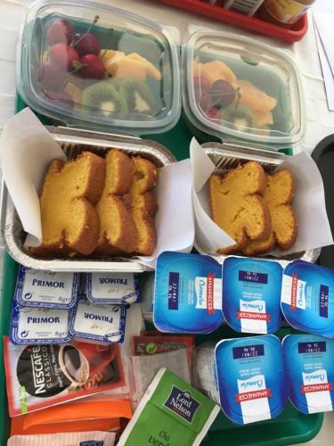 una nevera llena de diferentes tipos de comida en Villa de Paco, en Sever do Vouga