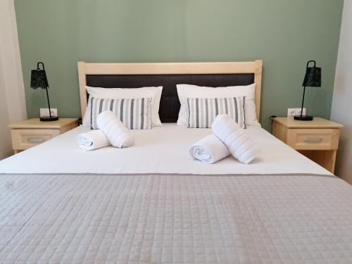 A bed or beds in a room at Green Island Residence