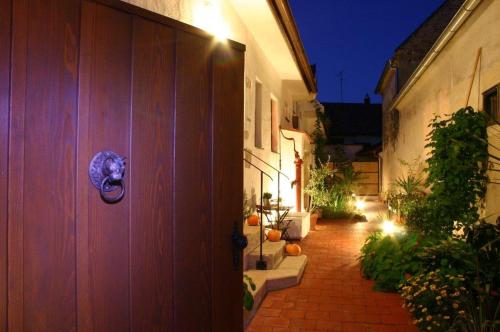 a door with a cat head on the side of a building at Casa.Peiso in Mörbisch am See